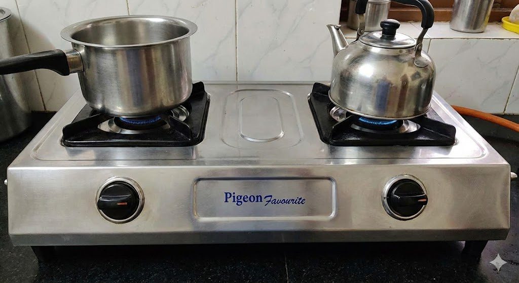 Pigeon Favourite 3 burner gas stove affordable kitchen cooktop